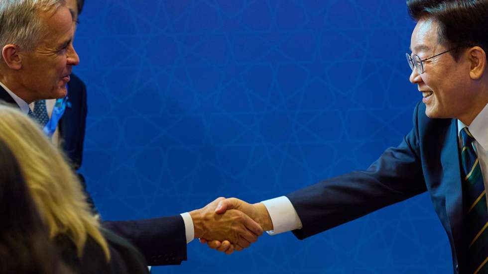 epa13096809 South Korean President Lee Jae-myung (R) and Canadian Prime Minister Mark Carney shake hands prior to their talks on the sidelines of the North Atlantic Treaty Organization (NATO) summit in Ankara, Turkey, 07 July 2026.  EPA/YONHAP / POOL SOUTH KOREA OUT