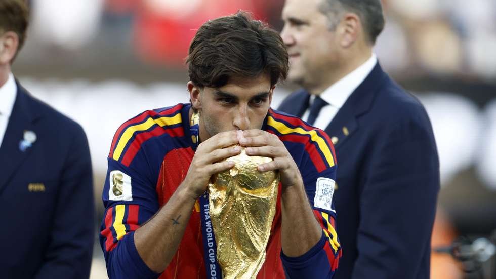 epa13121888 The goalscorer Ferran Torres of Spain kisses the World Cup Trophy during the awards ceremony after the FIFA World Cup 2026 final match Spain against Argentina, in East Rutherford, New Jersey, USA, 19 July 2026.  EPA/WILL OLIVER