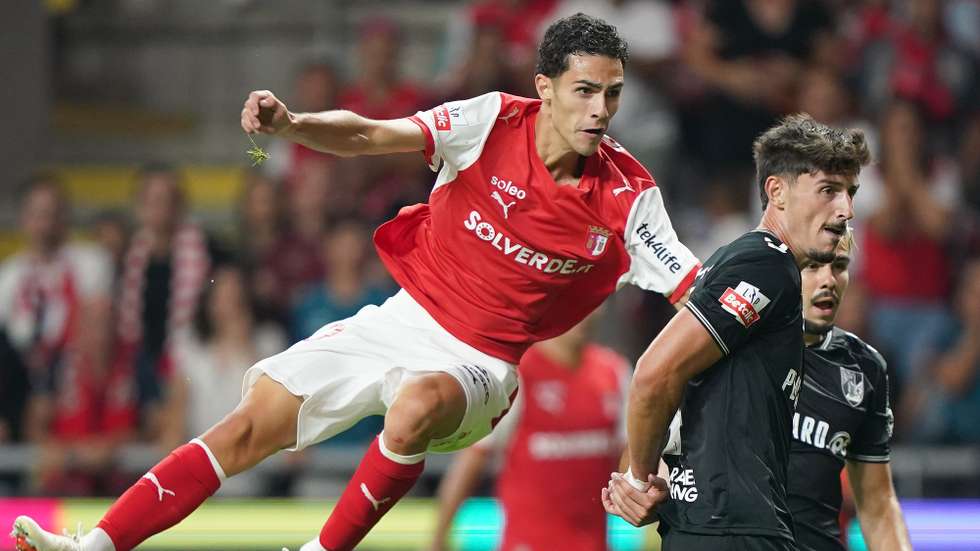 O jogador do Sporting de Braga Diego Rodrigues (E) disputa a bola com o jogador do Vitória de Guimarães Óscar Rivas durante o jogo da 4ª Jornada da I Liga de Futebol, realizado no Estádio Municipal de Braga, 31 de agosto de 2026. HUGO DELGADO/LUSA