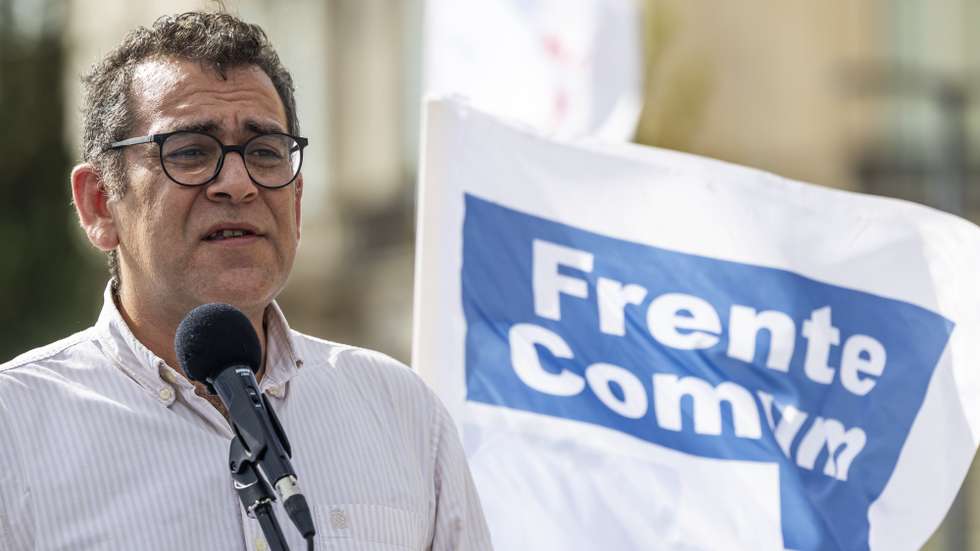 O coordenador da Frente Comum, Sebastião Santana, usa da palavra durante uma concentração de dirigentes e delegados sindicais da Administração Pública para a entrega da Proposta Reivindicativa Comum para 2027 ao Governo, junto ao Ministério das Finanças, em Lisboa, 30 de setembro de 2026. JOSÉ SENA GOULÃO/LUSA