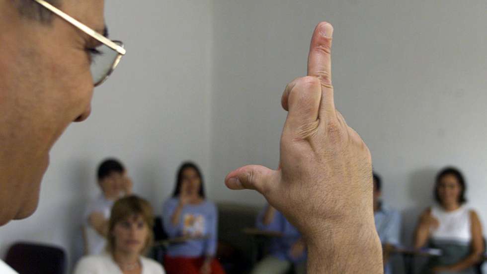 "A população surda foi devolvida a um estado de dependência primitiva"