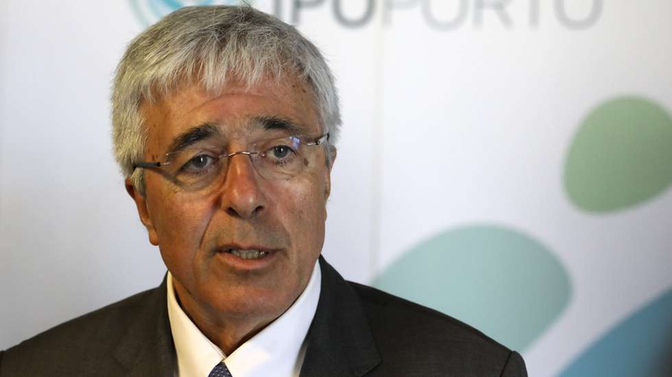A vacina contra a Covid-19 será universal, gratuita e facultativa, e será disponibilizada à população de acordo com as características aprovadas pela Agência Europeia do Medicamento