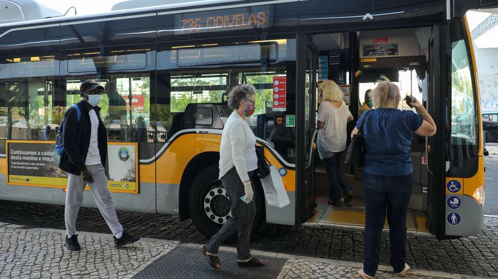 Utentes na estação de autocarros do Senhor Roubado, no dia em que a área Metropolitana de Lisboa (AML) vê reforçada a oferta de transportes públicos, sobretudo de autocarros, permitindo que a capacidade fique a 90% da que existia no mesmo período do ano passado, em Odivelas, 01 de julho de 2020. MIGUEL A. LOPES/LUSA