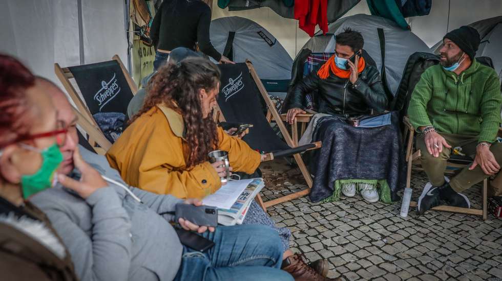 Cerca de uma dezena de empresários responsáveis pelo movimento “A Pão e Água” mantêm-se em greve de fome à porta da Assembleia da República em Lisboa, para serem ouvidos pelo Governo sobre as suas propostas para mitigar os efitos da pandemia Covid 19 naquele setor da economia, 30 de novembro de 2020. TIAGO PETINGA/LUSA
