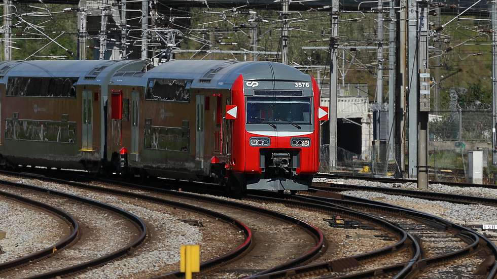 Chegada à estação de Campolide de um comboio da CP de dois andares após reabilitação no Entroncamento, Lisboa, 16 de março de 2021. (ACOMPANHA TEXTO DE 17/03/2021)  MANUEL DE ALMEIDA/LUSA