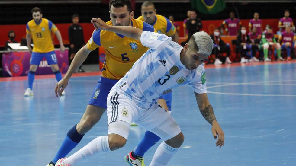 epa09495900 Brazil's player Dyego (L) and Argentina's Angel Claudino in action during the FIFA Futsal World Cup 2021 semi-final match between Brazil and Argentina, in Kaunas, Lithuania, 29 September 2021.  EPA/TOMS KALNINS