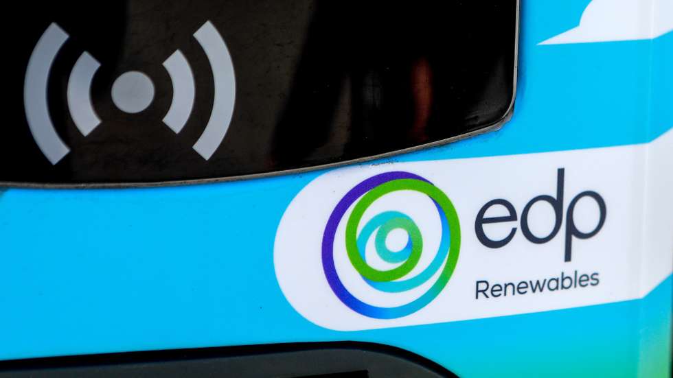 Logótipo da A EDP Renováveis (EDPR), no primeiro parque misto de produção de energias renováveis, que combina aerogeradores com painéis solares, Santo Estêvão, Sabugal, 12 de janeiro de 2023. A EDP Renováveis (EDPR) anunciou hoje a ligação à rede do seu primeiro projeto híbrido a nível global e o primeiro da Península Ibérica, no Sabugal, que combina produção de energia eólica e solar num único local. MIGUEL PEREIRA DA SILVA/LUSA