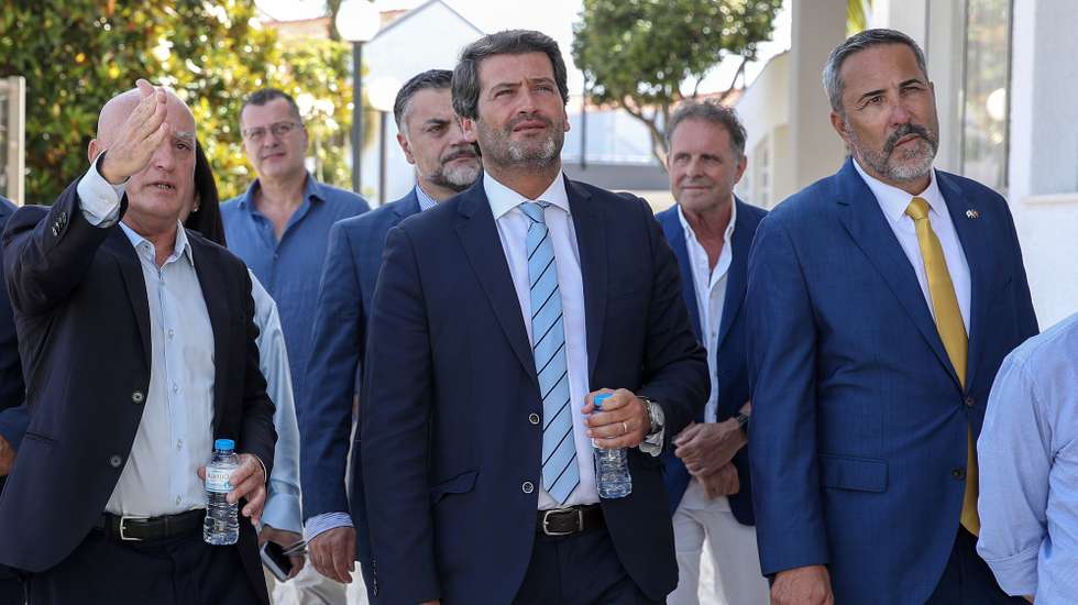 O presidente do Chega, André Ventura (C-D), acompanhado pelo presidente do Chega-Madeira e cabeça-de-lista às eleições regionais da Madeira, Miguel Castro (D), Rui Paulo Sousa (C-E) e pelo diretor da Casa de Saúde de São João de Deus, Eduardo Lemos (E), durante uma visita à mesma, no Funchal, 1 de julho de 2023, HOMEM DE GOUVEIA/LUSA