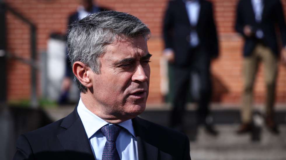 O secretário geral do Partido Socialista (PS), José Luís Carneiro, durante uma visita à Escola Secundária António Damásio onde esteve à conversa com alunos do 12.º ano do Curso Ciência Política-AESMO-ESAD, em Lisboa, 30 de outubro de 2025. RODRIGO ANTUNES/LUSA