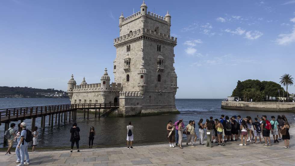 Turistas passeiam junto à Torre de Belém, monumento que reabre no dia 27 de maio após uma intervenção de conservação e restauro realizada no âmbito do Programa de Recuperação e Resiliência (PRR) e terá uma limitação de 900 visitantes por dia, em Lisboa, 26 de maio de 2026. JOSÉ SENA GOULÃO/LUSA