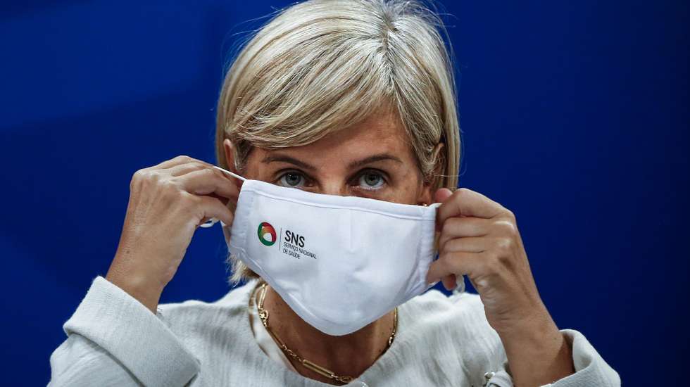 A ministra da Saúde, Marta Temido, coloca a mascara de segurança após a conferência de imprensa diária sobre o novo coronavírus (covid-19), realizada no Ministério da Saúde, em Lisboa, 18 de setembro de 2020. Em Portugal, registaram-se 1894 mortes e 67.176 infeções confirmadas, segundo o balanço feito hoje pela Direção-Geral da Saúde (DGS). RODRIGO ANTUNES/POOL/LUSA