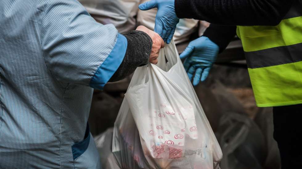 Distribuição de sacos com comida do Banco Alimentar junto à Associação de Imigrantes Mundo Feliz, em Algés, Oeiras, 29 de abril de 2020. Diferentes associações e organizações efetuaram mais de 12 mil pedidos de ajuda devido à pandemia da Covid-19 o que abrange cerca de 58 mil pessoas. (ACOMPANHA TEXTO DE 30/04/2020) MÁRIO CRUZ/LUSA