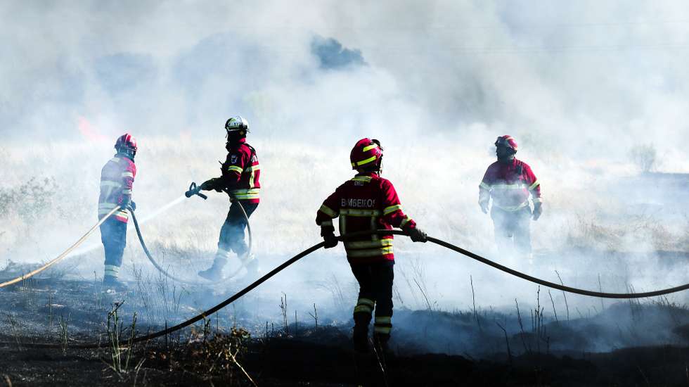 Elementos de várias corporações de bombeiros voluntários combatem um incêndio numa mata da freguesia de Vila Boim, Elvas, 28 de julho de 2021. Segundo a Autoridade Nacional de Emergência e Proteção Civil estão envolvidos no combate ao incêndio 155 bombeiros, 45 meios terrestres, e 5 meios aéreos. NUNO VEIGA/LUSA