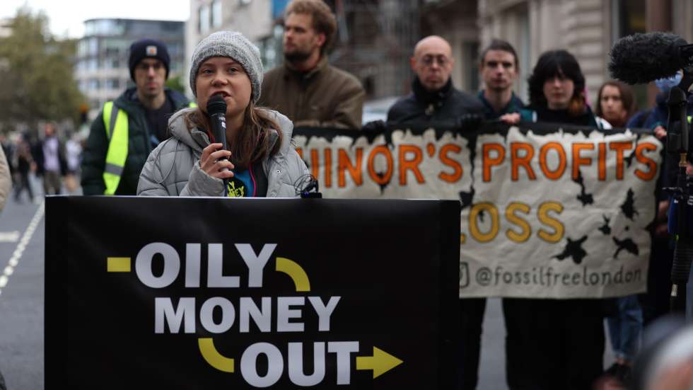 epa10923084 Swedish climate activist Greta Thunberg (L) takes part in a protest in central London, Britain, 17 October 2023. The protest was organized by the group Fossil Free London outside the Energy Intelligence Forum where chief executives of oil and gas companies are due to gather.  EPA/ANDY RAIN