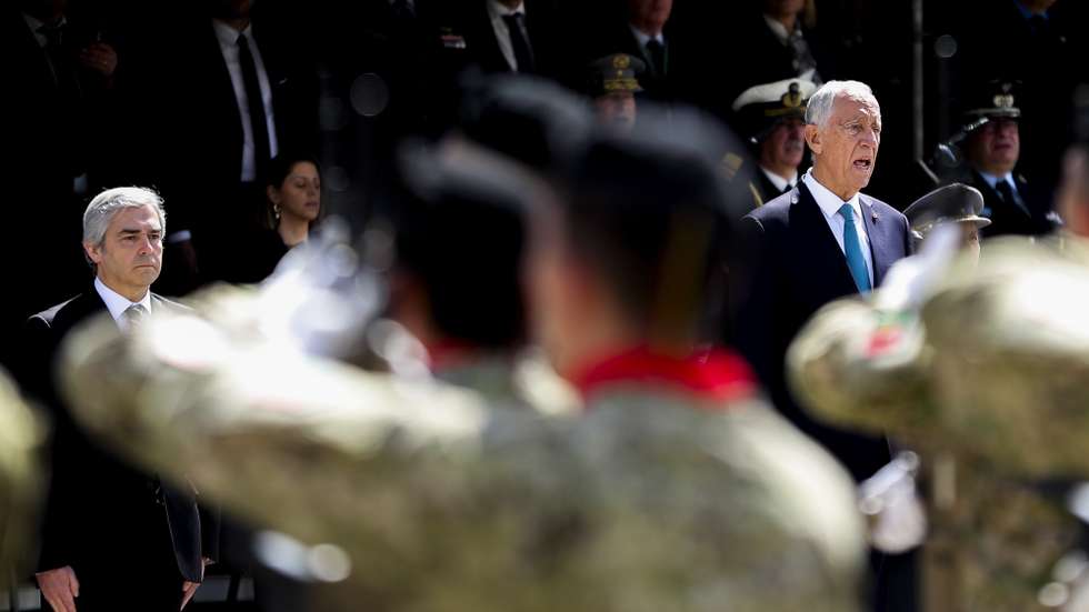 O Presidente da República Marcelo Rebelo de Sousa (D), acompanhado pelo ministro da Defesa Nacional Nuno Melo (E) durante as cerimónias de Comemoração do 106.º aniversário da Batalha de La Lys e do Dia do Combatente no Mosteiro de Santa Maria da Vitória, Batalha, 7 de abril de 2024. PAULO CUNHA/LUSA