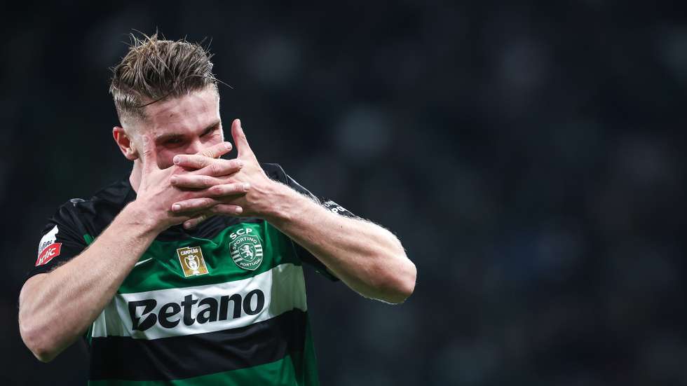 Sporting player Viktor Gyokeres celebrates after scoring a goal against Sporting de Braga during the Portuguese First League soccer match held at Alvalade Stadium in Lisbon, Portugal, 07 April 2025. RODRIGO ANTUNES/LUSA