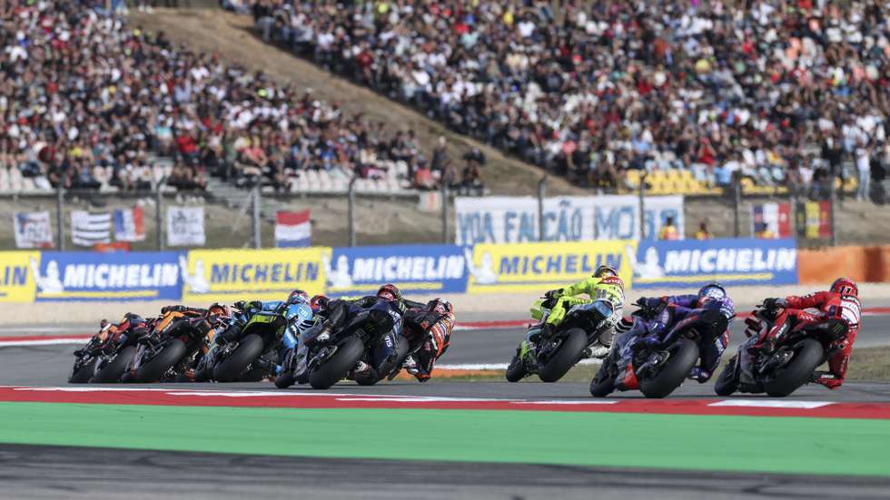 epa12514254 Riders compete in the MotoGP race of the Motorcycling Grand Prix of Portugal, at the Algarve International Circuit in Portimao, Portugal, 09 November 2025.  EPA/JOSE SENA GOULAO