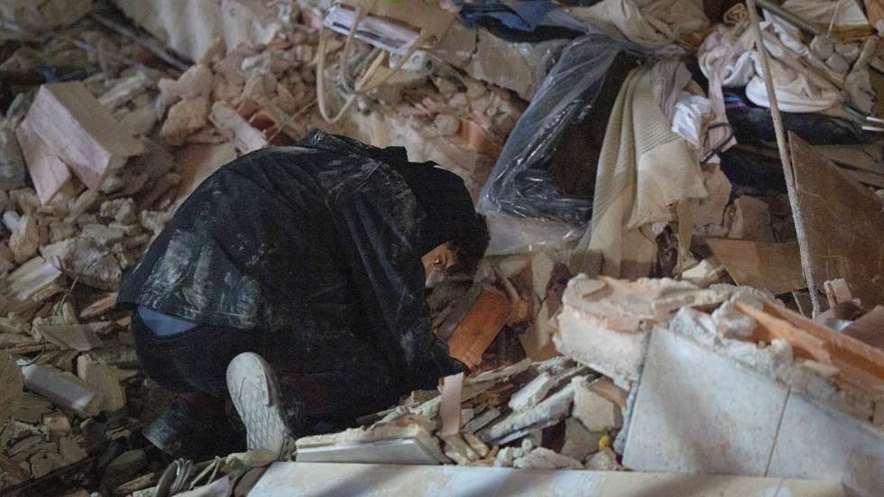 epaselect epa13062563 A person searches through the rubble in Caracas, Venezuela, 24 June 2026. Two powerful earthquakes struck Venezuela, including a magnitude 7.5 earthquake, causing buildings to collapse as authorities assessed damage and possible casualties, according to the US Geological Survey (USGS) and local officials.  EPA/RAYNER PENA