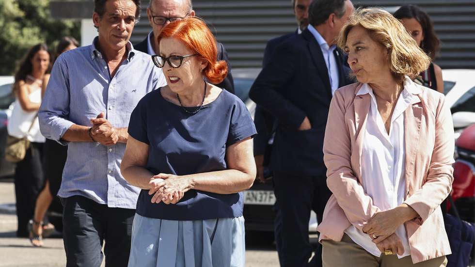 A ministra do Ambiente e Energia, Maria da Graça Carvalho (E), acompanhada pela presidente da Câmara Municipal de Almada, Inês Madeiros (D), no final de uma reunião devido à falta de água no concelho de Almada, Seixal, 9 de julho de 2026. Segundo a autarquia, a situação que o município de Almada enfrenta é excecional e resulta de um aumento muito significativo do consumo de água, que exerceu uma pressão sem precedentes sobre o sistema de abastecimento. ANTÓNIO COTRIM/LUSA