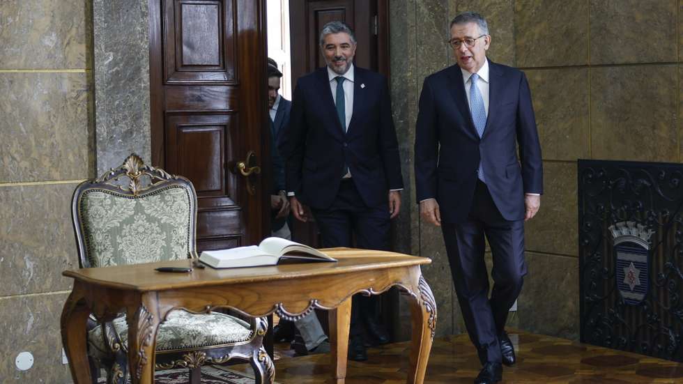O Presidente da República, António José Seguro (D), ladeado pelo presidente da Câmara Municipal da Covilhã, Hélio Fazendeiro, durante uma visita aos Paços do Concelho para assinalar o Dia Internacional da Juventude (12 agosto), na Covilhã, 11 de agosto de 2026. ANTÓNIO PEDRO SANTOS/LUSA