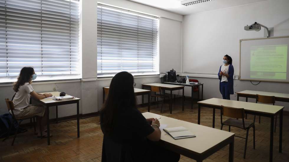 Uma aula na escola Secundária Dr. Serafim Leite, durante uma reportagem no âmbito do ranking das escolas, em São João da Madeira, 22 de junho de 2020. O ‘ranking’ da Lusa, feito com base em dados disponibilizados pelo Ministério da Educação, tem em conta apenas as escolas onde foram feitos pelo menos 100 exames, analisando por isso as classificações de mais de 221 mil exames de 514 estabelecimentos de ensino públicos e privados. (ACOMPANHA TEXTO DA LUSA DO DIA 27 DE JUNHO DE 2020). JOSÉ COELHO/LUSA