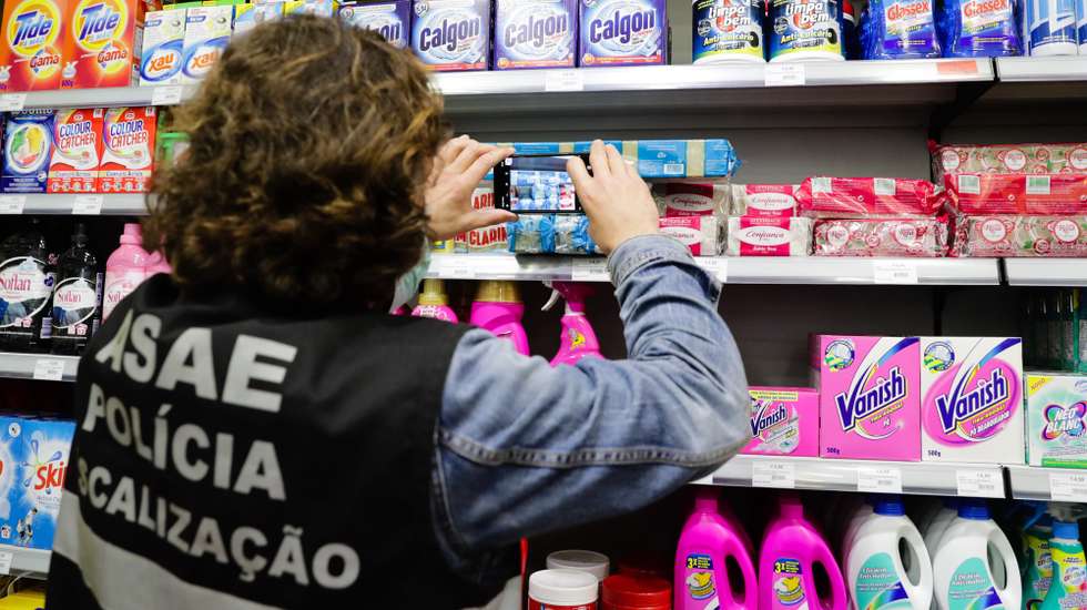Uma equipa de fiscalização da ASAE verifica preços e embalagens de álcool gel, e máscaras numa loja de artigos médicos em Moscavide, 23 de abril de 2020. Cerca de quatro dezenas de equipas da ASAE iniciaram uma ação de fiscalização por todo o país do preço dos artigos de proteção e limpeza. TIAGO PETINGA/LUSA