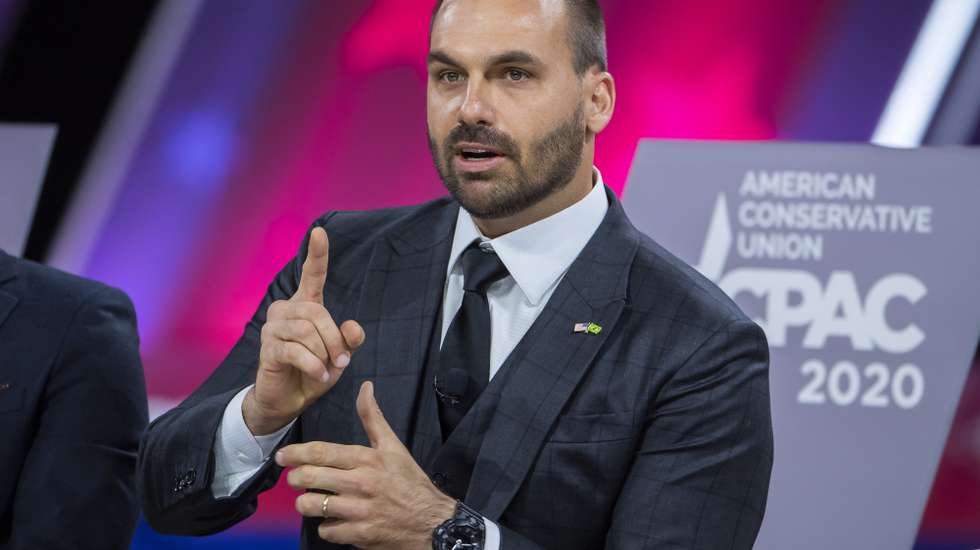 epa08260005 Eduardo Bolsonaro, the son of Brazilian President Jair Bolsonaro, speaks during the 47th annual Conservative Political Action Conference (CPAC) at the Gaylord National Resort &amp; Convention Center in National Harbor, Maryland, USA, 29 February 2020. The American Conservative Union's CPAC concludes on the same day.  EPA/ERIK S. LESSER