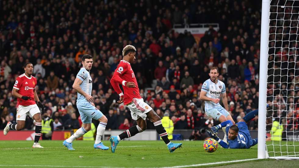 Rashford só teve de encostar na pequena área após assistência de Cavani e fez assim a vitória do Manchester United na última jogada do encontro