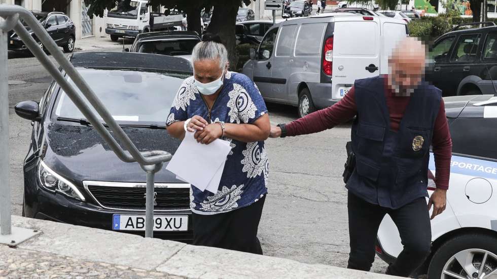 Uma das duas mulheres detidas por suspeita de envolvimento na morte de uma menina de três anos, Jéssica, à entrada nas instalações da Policia Judiciária, em Setúbal, 24 de junho de 2022. A Polícia Judiciária deteve três pessoas suspeitas dos crimes de rapto, sequestro e homicídio da menina que morreu segunda-feira em Setúbal, alegadamente devido a uma dívida de centenas de euros da mãe da criança. TIAGO PETINGA/LUSA