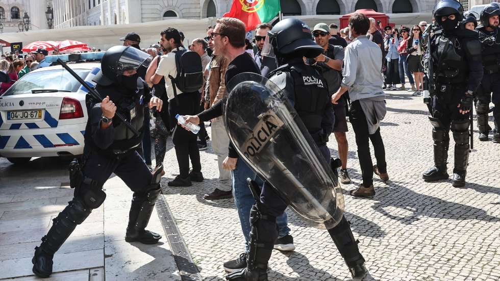 Right-wing extremists from the organizations "Rise" and "Habeas Corpus" and supported by "1143 Group" hold a unauthorised rally in Lisbon downtown, place with a great concentration of immigrants, during the celebrations of the 25th April 1974 Carnation Revolution that ended the authoritarian regime of Estado Novo (New State) that ruled the country between 1926 to 1974, Lisbon, 25th April 2025. ANTONIO COTRIM/ LUSA