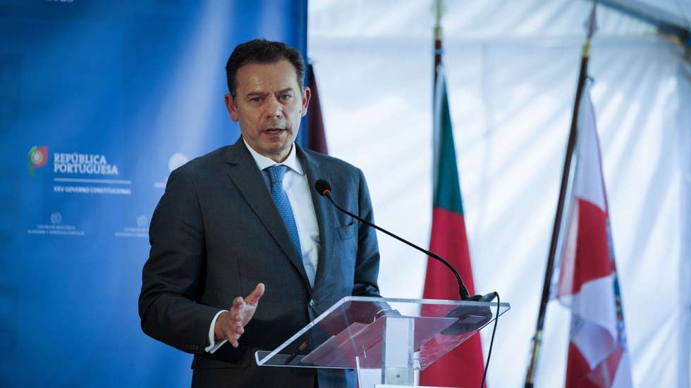 O primeiro-ministro, Luís Montenegro, intervém durante a inauguração do Centro de Relevância Alzheimer e Parkinson Portugal, na aldeia de Sanfins, em Valpaços, 31 de julho de 2025. Este projeto, desenvolvido pela Associação de Solidariedade Social São Pedro, reflete um compromisso com a inclusão e o cuidado integral, oferecendo um modelo de intervenção que combina inovação, ciência e humanismo. PEDRO SARMENTO COSTA/LUSA