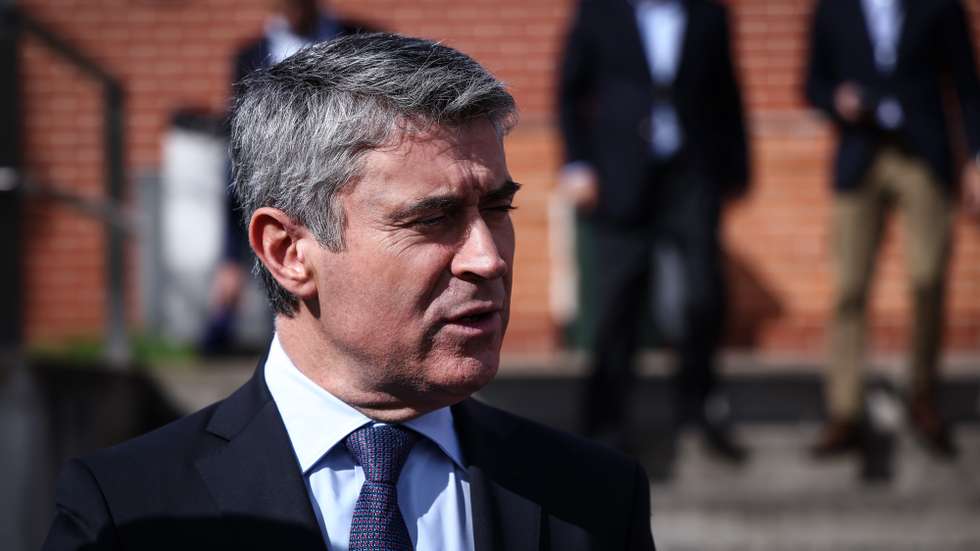 O secretário geral do Partido Socialista (PS), José Luís Carneiro, durante uma visita à Escola Secundária António Damásio onde esteve à conversa com alunos do 12.º ano do Curso Ciência Política-AESMO-ESAD, em Lisboa, 30 de outubro de 2025. RODRIGO ANTUNES/LUSA