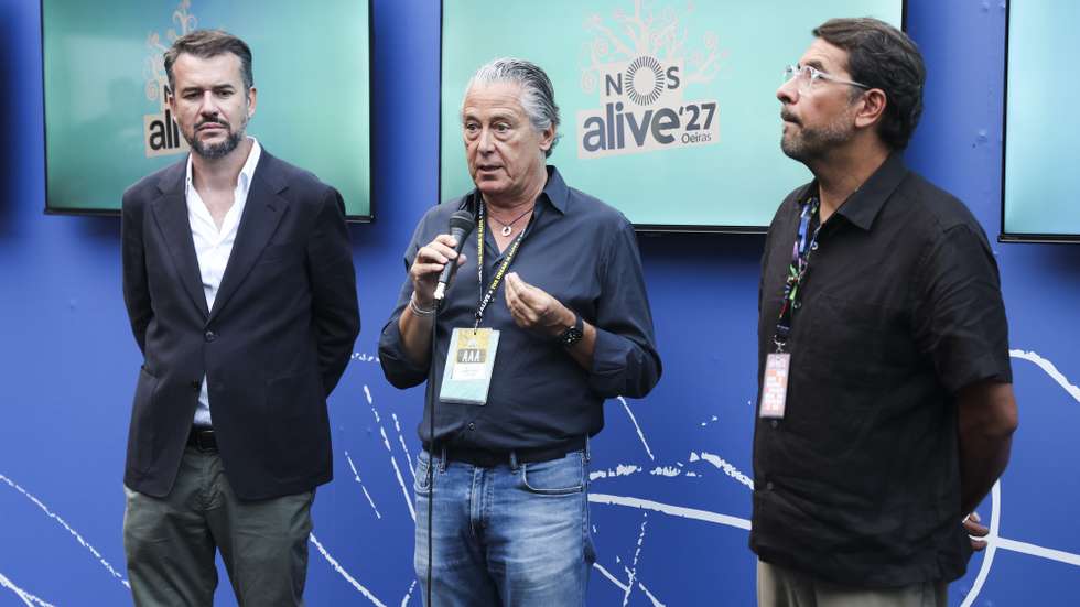 O diretor geral da promotora Everything Is New, responsável pela organização do festival, Álvaro Covões (C), ladeado pelo vice-presidente da Câmara Municipal de Oeiras, Francisco Rocha Gonçalves (D) e por um responsável da NOS durante uma conferência de imprensa de apresentação da próxima edição do NOS Alive 2027, em Oeiras, 11 de julho de 2026. JOSÉ SENA GOULÃO/LUSA