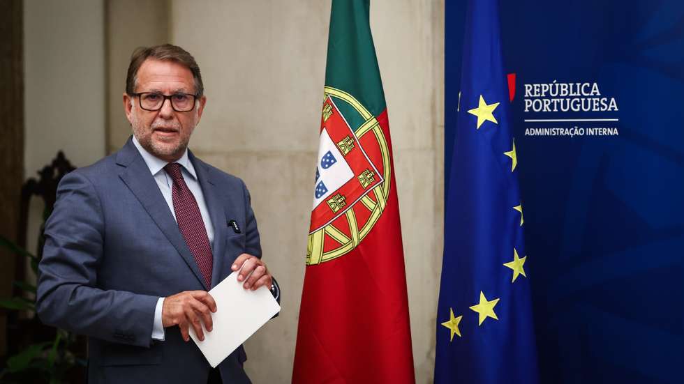 O ministro da Administração Interna, Luís Neves, à chegada para uma conferencia de imprensa após uma reunião com as forças de segurança publica e rodoviária com o objetivo delinear e definir medidas de combate à sinistralidade rodoviária, em Lisboa, 12 de agosto de 2026. RODRIGO ANTUNES/LUSA