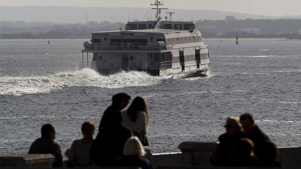 A Transtejo/Soflusa disse &quot;não estar em condições para assegurar transporte alternativo&quot; aos passageiros do transporte fluvial