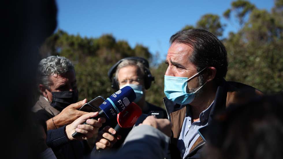 O Presidente do Governo Regional da Madeira, Miguel Albuquerque, fala aos jornalistas esta manhã durante uma visita à reabilitada Vereda da Palha Carga, no Rabaçal, no Porto Moniz, 18 de março de 2021. HOMEM DE GOUVEIA/LUSA