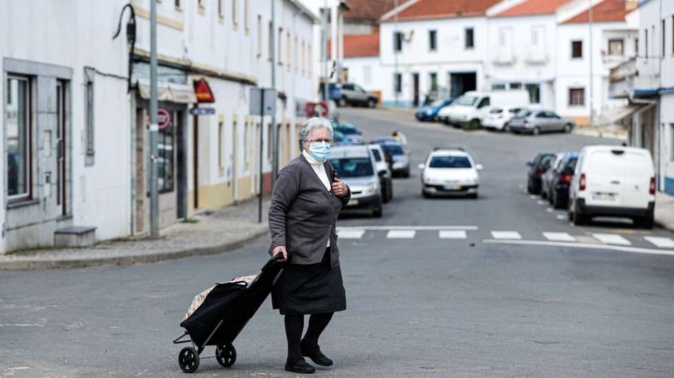 Centro de São Teotónio, que se encontra em cerca sanitária devido à elevada incidência de casos de covd-19, Odemira, 30 de abril de 2021. O concelho alentejano de Odemira também integra o grupo de municípios que não avançam para a última fase do desconfinamento, tendo o executivo decretado uma cerca sanitária às freguesias de São Teotónio e de Almograve, devido à elevada incidência de casos de covid-19, sobretudo em trabalhadores do setor agrícola. LUÍS FORRA/LUSA