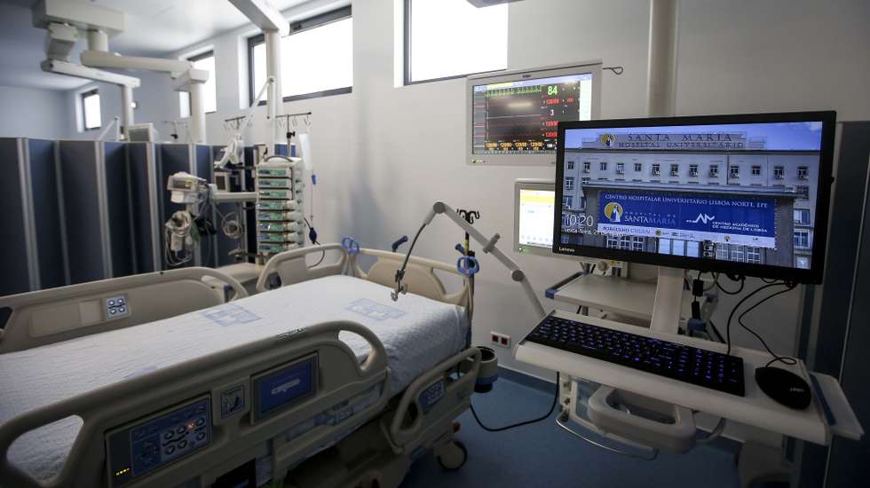 A ministra da Saúde, Marta Temido (ausente da imagem) inaugura a nova Unidade de Cuidados Intensivos Polivalente do Hospital de Santa Maria  no Centro Hospitalar Universitário Lisboa, que passa a ser a maior UCI do país, com 25 camas. 21 de maio de 2021. NUNO FOX/LUSA