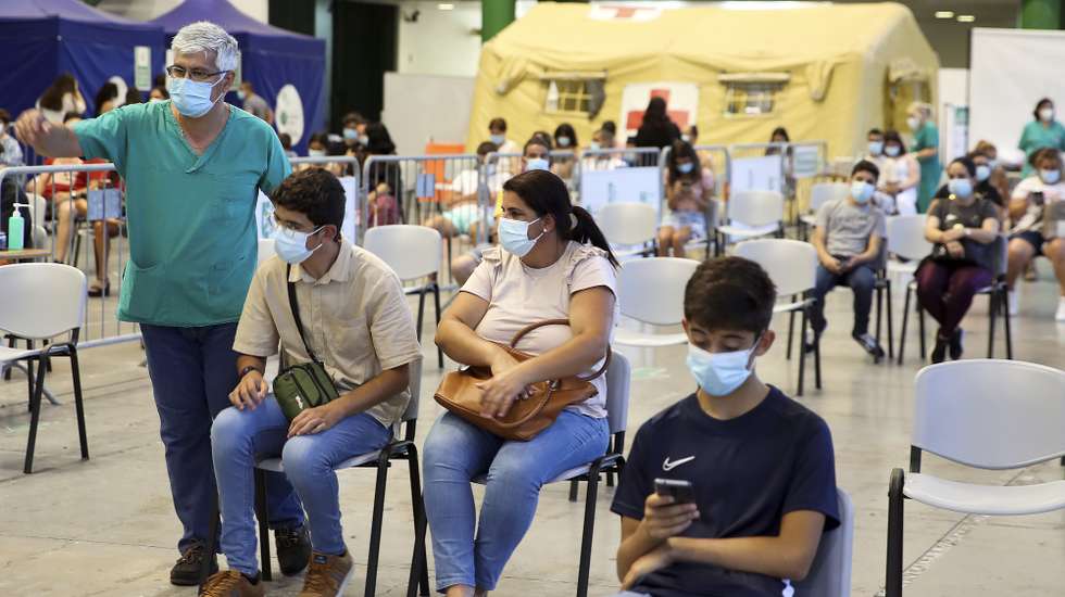 Centenas de adolescentes residentes na Madeira afluíram hoje ao Centro de Vacinação do Funchal para serem vacinados contra a covid-19, sendo esta a primeira região começar a inocular a partir dos 12 anos. Funchal, Ilha da Madeira, 31 de julho de 2021. HOMEM DE GOUVEIA/LUSA