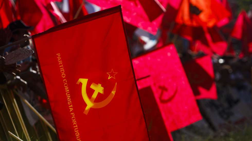Foi preso pela primeira vez em 1948, aos 20 anos, o que levou o histórico comunista a conhecer grande parte das prisões do Estado Novo