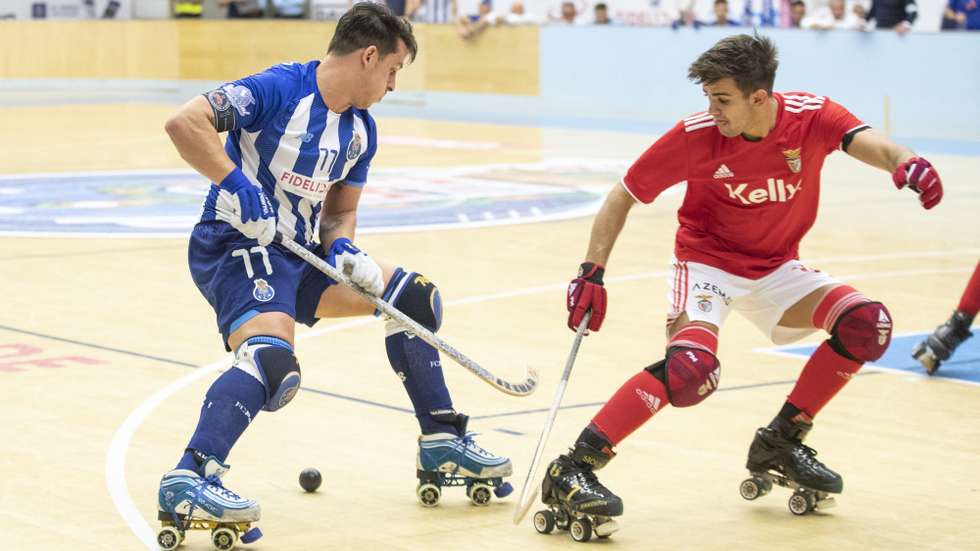 O jogador do FC Porto, Gonçalo Alves (E), em ação contra o jogador do Benfica, Pol Manrubia Peró, durante o último jogo da final do play-off do campeonato nacional de hóquei em patins, disputado no Dragão Caixa, Porto, 29 de junho de 2022. JOSÉ COELHO/LUSA
