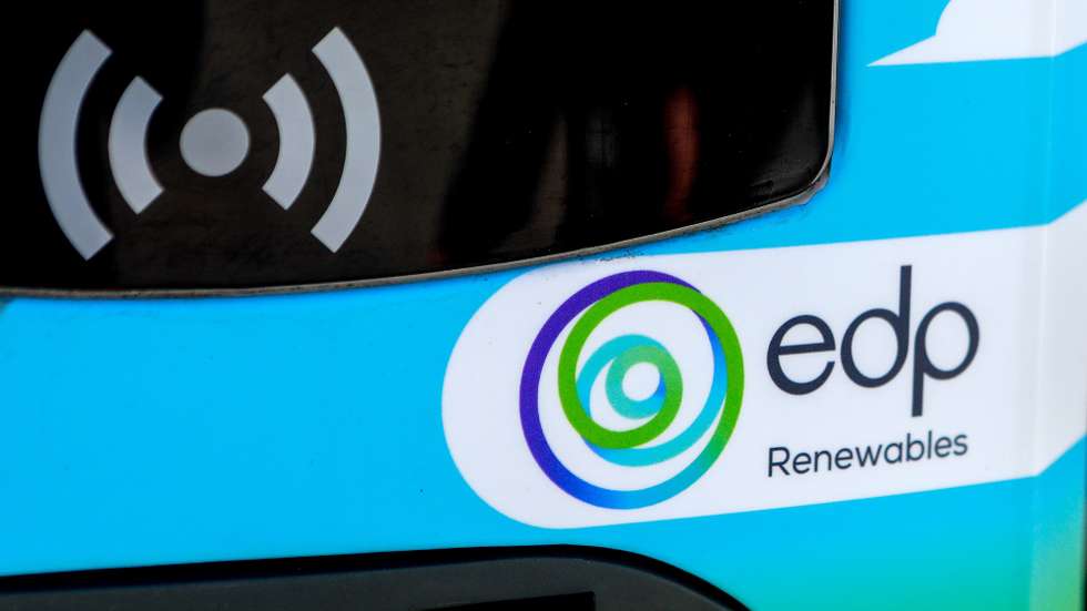 Logótipo da A EDP Renováveis (EDPR), no primeiro parque misto de produção de energias renováveis, que combina aerogeradores com painéis solares, Santo Estêvão, Sabugal, 12 de janeiro de 2023. A EDP Renováveis (EDPR) anunciou hoje a ligação à rede do seu primeiro projeto híbrido a nível global e o primeiro da Península Ibérica, no Sabugal, que combina produção de energia eólica e solar num único local. MIGUEL PEREIRA DA SILVA/LUSA