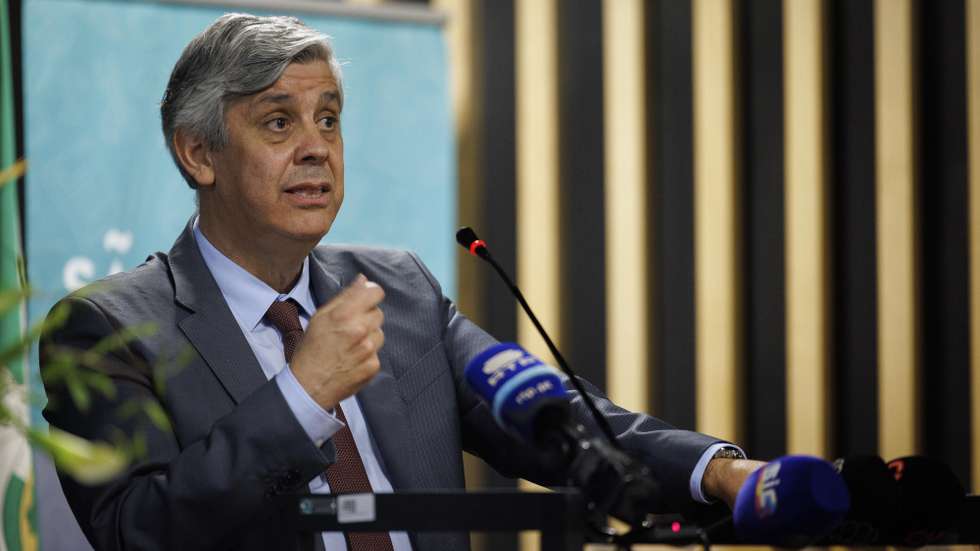 O governador do Banco de Portugal, Mário Centeno, intervém durante as Conferências da Juventude da Youth Academy, em Vila Real, 20 de abril de 2023. A Youth Academy, em parceria com a Câmara Municipal de Vila Real e a Escola Secundária São Pedro, organizou uma conferência para jovens do distrito de Vila Real, com alunos, jovens e empresários sobre temáticas ligadas à atualidade económica e financeira, o Banco de Portugal, a inflação, a TAP, e outros temas, numa grande Master Class. PEDRO SARMENTO COSTA/LUSA