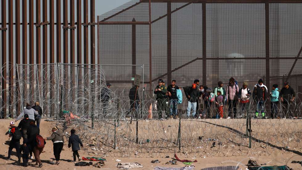 epa11087848 Migrants try to cross the border that divides Mexico from the United States, in Ciudad Juarez, Mexico, 17 January 2024 (issued 18 January 2024). The Texas National Guard has blocked almost all of the land bordering Ciudad Juarez, Mexico, and El Paso, USA, so the US Border Patrol cannot reach the river to help the migrants, according to activists on the Mexican side of the border. The activists' alarms come days after early 13 January 2024 the National Immigration Institute of Mexico recovered the bodies of a woman and her two children who drowned while trying to cross the Rio Grande between Piedras Negras, Coahuila, and Eagle Pass, Texas.  EPA/Luis Torres