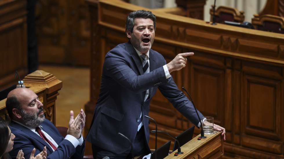 O lider do Chega, André Ventura, intervém na sessão plenária, na Assembleia da República, em Lisboa, 25 de março de 2026. MANUEL DE ALMEIDA/LUSA