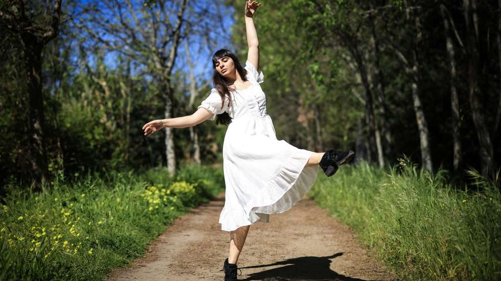 Maria do Mar Vieira, 30 anos, diagnosticada com autismo aos 16 anos, é bailarina e encontrou na dança um espaço de expressão e equilíbrio, no Porto, 17 de abril de 2026. Num mês dedicado à consciencialização do Autismo, a mensagem é de normalização: mais do que encaixar num padrão, o desafio está em permitir que cada pessoa encontre o seu lugar — e nele, autonomia, equilíbrio e pertença. (ACOMPANHA TEXTO DA LUSA DO DIA 20 DE ABRIL DE 2026). JOSÉ COELHO/LUSA