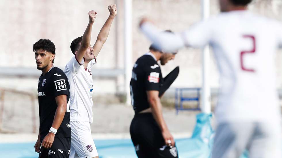 Os jogadores do Fátima festejam a vitória contra o Académico de Viseu durante o jogo a contar a a Taça de Portugal disputado no estádio Municipal de Fátima, 18 de outubro de 2026. PAULO CUNHA/LUSA