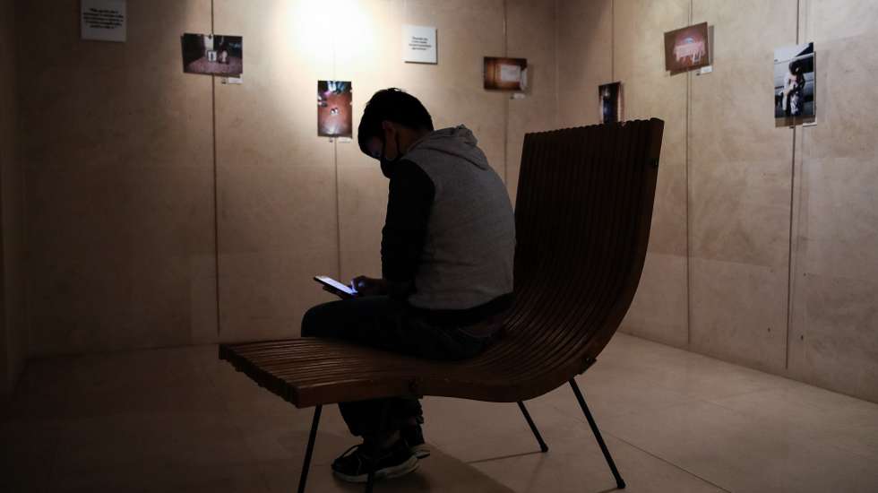 Um dos autores durante a montagem da exposição “Reclus@ 008” que faz parte de um projeto de crianças e jovens de Coimbra com pais presos que ganharam voz para mostrar como o sistema não está adaptado aos seus problemas e que é um primeiro passo de um projeto que quer mudança, no Teatro da Cerca de São Bernardo (TCSB), em Coimbra, 7 de dezembro de 2020. (ACOMPANHA TEXTO DE 9 DE DEZEMBRO DE 2020). PAULO NOVAIS/LUSA