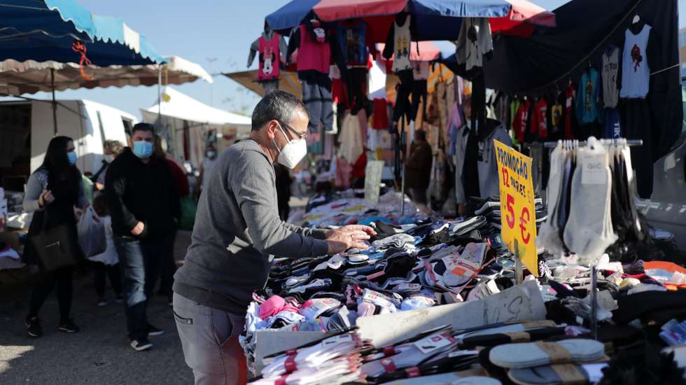 A feira semanal de Espinho reabriu hoje com a venda de todo o tipo de bens após o período de restrição imposto no âmbito das medidas de contenção da pandemia de covid-19, Espinho, 05 de abril de 2021. ESTELA SILVA/LUSA
