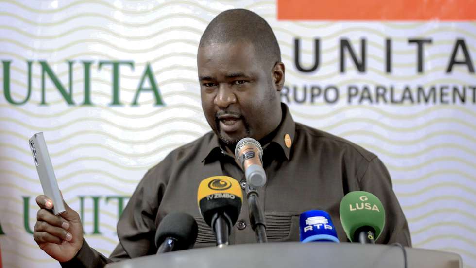 O líder da bancada parlamentar da União Nacional para a Independência Total de Angola (UNITA), Liberty Chiaka, intervém numa conferência de imprensa sobre o desempenho do Presidente de Angola, João Lourenço, “neste seu primeiro ano do último mandato constitucional”, em Luanda, Angola, 14 de setembro de 2023. AMPE ROGÉRIO/LUSA